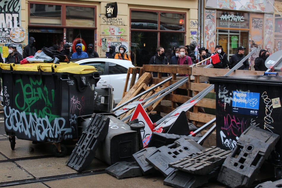 Mitten auf der Straße hatten einige Demo-Teilnehmer Barrikaden errichtet, die später entzündet wurden.