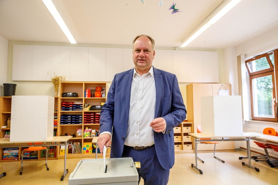 Es geht um die OB-Wahl 2022, bei der sich Amtsinhaber Hilbert im zweiten Wahlgang mit knapp 80.500 Stimmen gegen Eva Jähnigen (58, Grüne) mit gut 68.000 Stimmen durchsetzte.