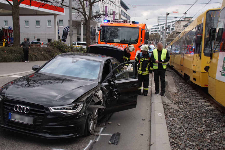 Der verunfallte Audi steht auf der Straße.