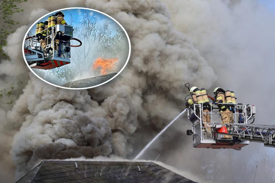 Rauchwolke über Bergisch Gladbach: Haus brennt nieder, Feuerwehrmann verletzt sich schwer