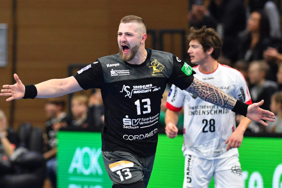 Mindaugas Dumcius jubelt nach einem Treffer für den HC Elbflorenz.