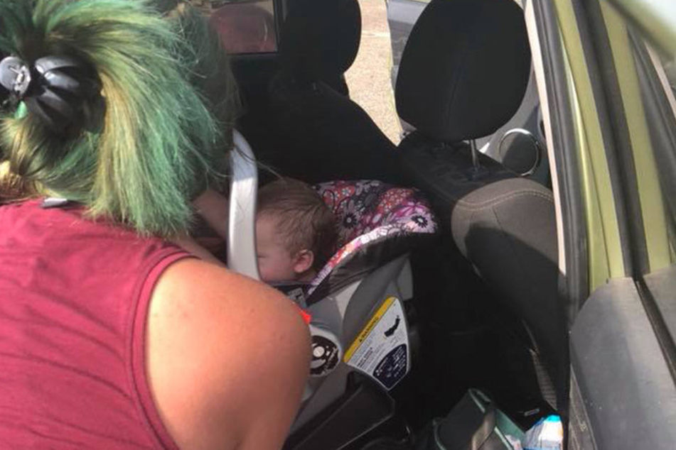 Vollgeschwitzt saß das Kind im Auto.