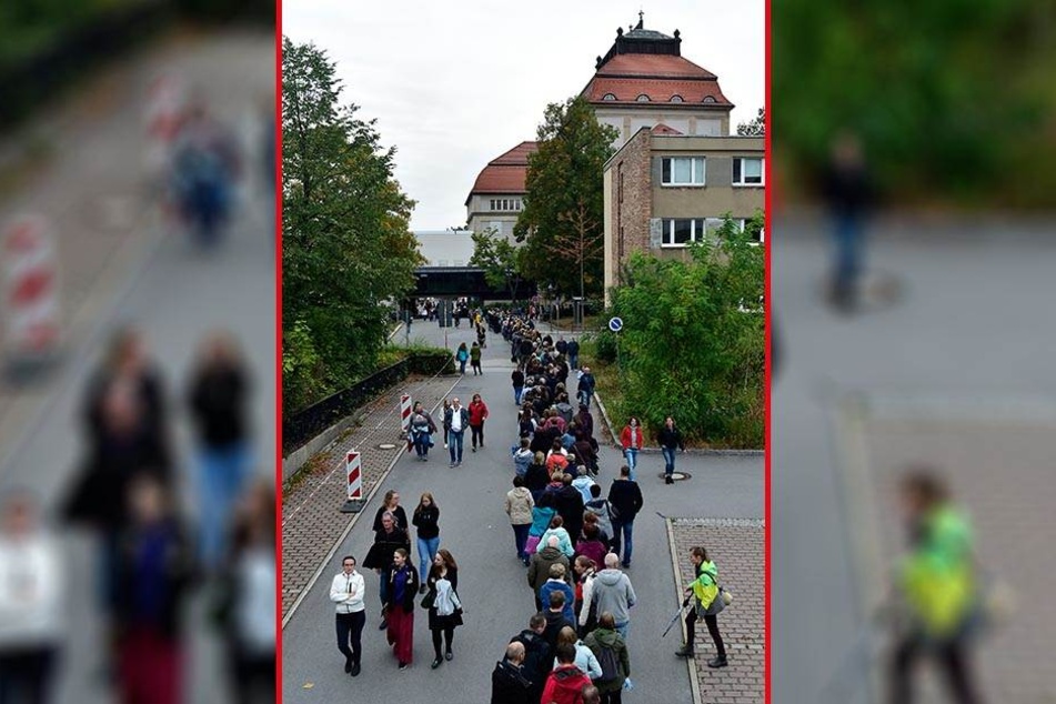 Kommt ein Kelly, gehen Chemnitzer hin. Lange Schlangen schon vor Konzertbeginn.