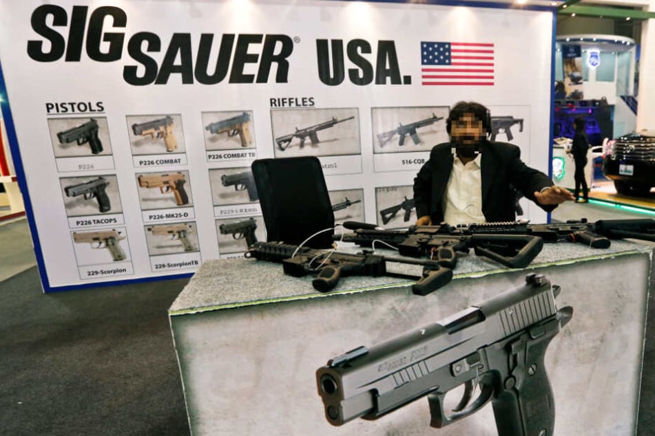 Ein Mann steht am Stand von Sig Sauer USA auf der Messe International Defense Exhibition And Seminar (IDEAS). Das Landgericht Kiel verhandelt ab dem 26. Februar über eine möglicherweise illegale Waffenlieferung nach Kolumbien.