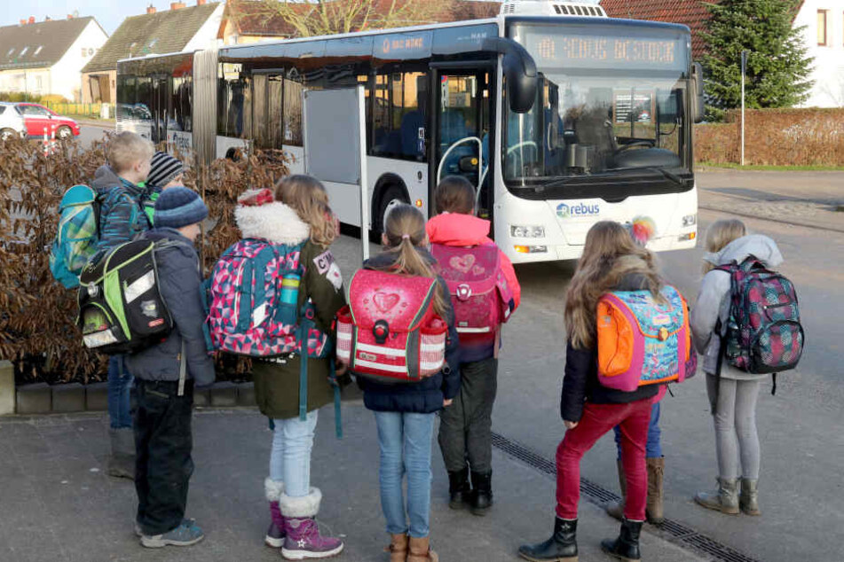 Der Schulbus war für den Schrottplatz längst bereit. (Symbolbild)