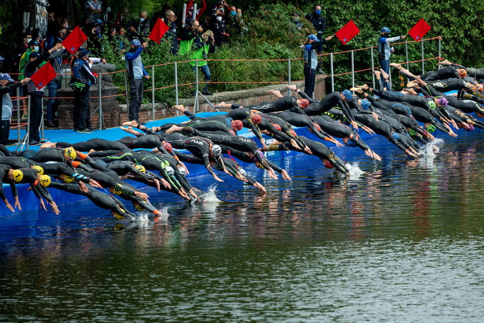 Im vergangenen Jahr startete das Feld der Elite der Männer im Stadtparksee mit dem Schwimmen.