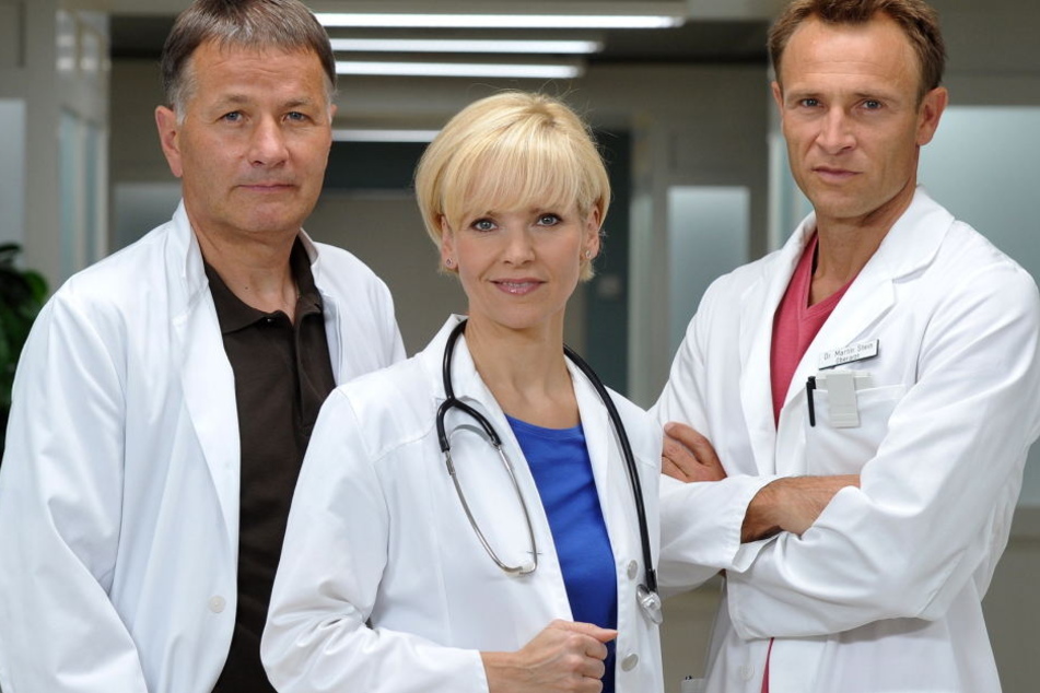 Die Protagonisten der Mutterserie "In aller Freundschaft": Dr. Roland Heilmann (Thomas Rühmann), Dr. Katrin Globisch (Andrea Kathrin Loewig) und Dr. Martin Stein (Bernhard Bettermann).