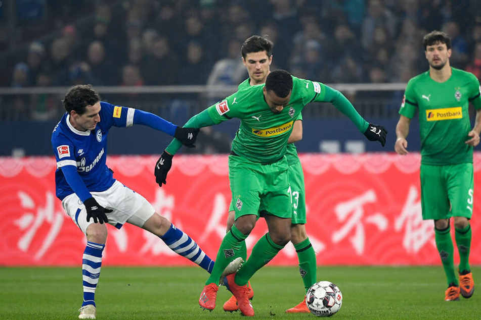 Viel Kampf: Schalkes Sebastian Rudy (l.) und Gladbachs Alassane Plea im Duell. Jonas Hofmann (Mitte-hinten) und Tobias Strobl (r.) schauen zu.
