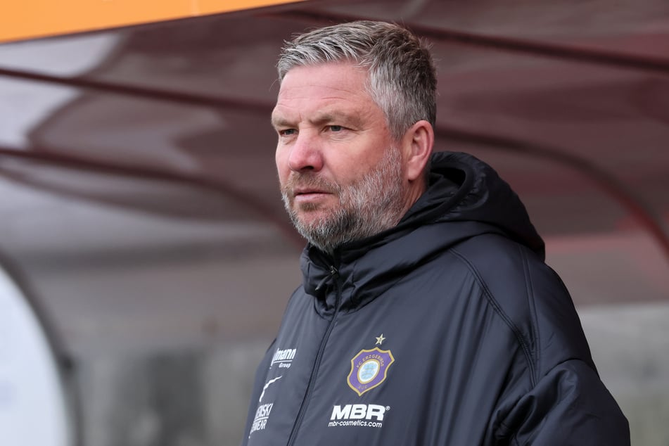 Wie es mit Aue-Sportchef Michael Tarnat (56) bei einem Abstieg weitergeht, ist noch unklar.