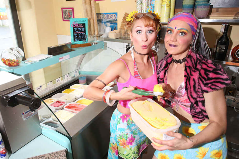 Im verrückten 90er Jahre-Look lassen sich Anne Römeth (l.) und Nina Bülles
das Spezial-Eis schmecken.