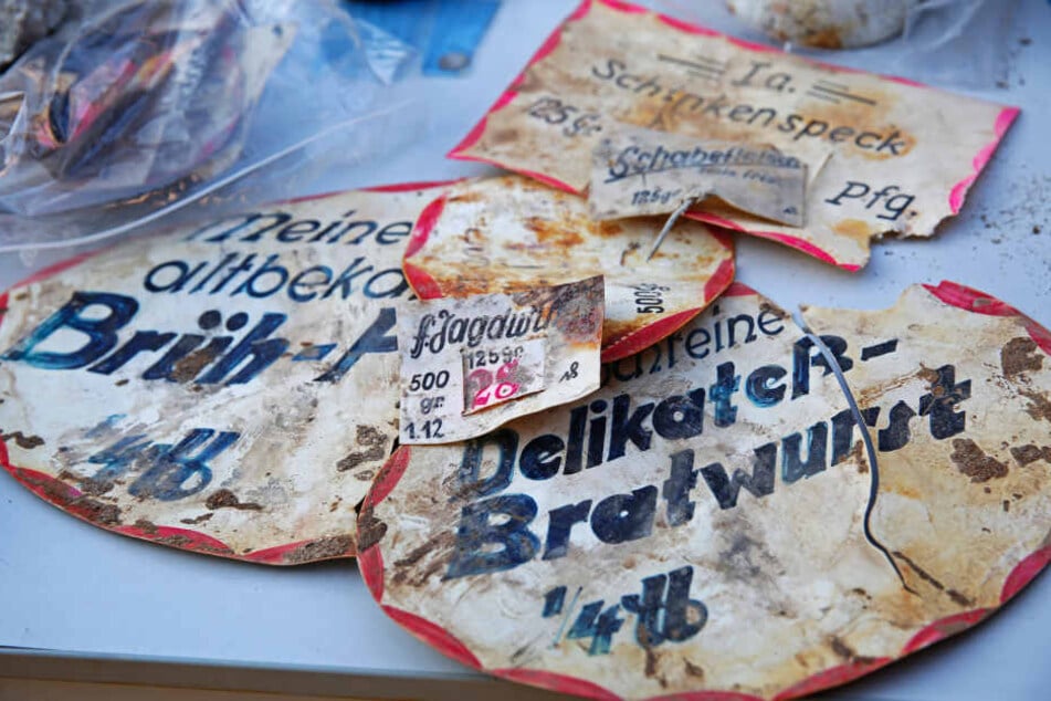 Zeugnisse der ehemaligen „Antons Markthalle“, die bis 1945 hier stand:
Schilder einer Metzgerei, die auch Bratwurst verkaufte.