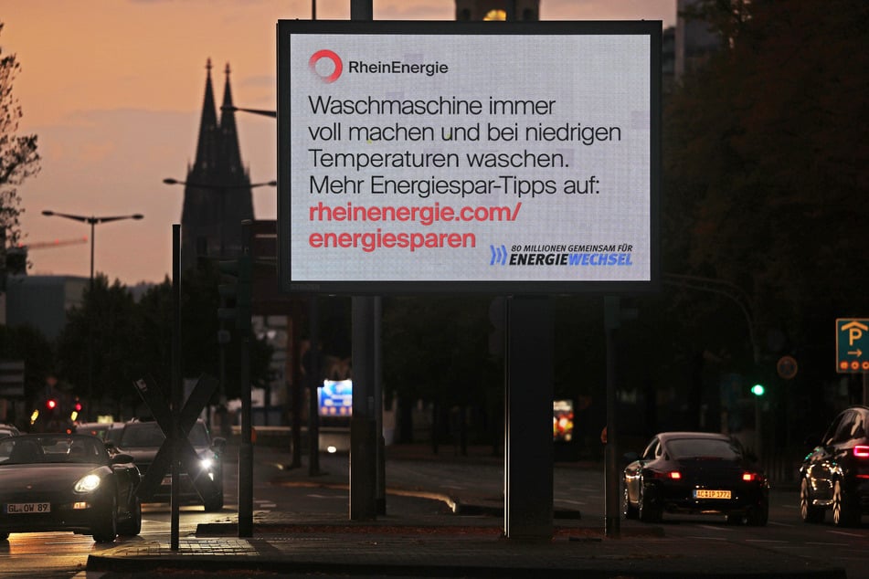 In Köln wiesen bereits im August große Werbetafeln auf das Energiesparen hin.