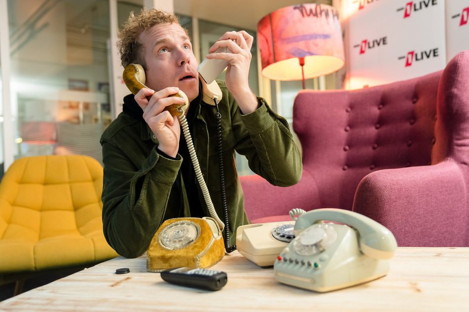 1Live-Reporter Daniel Danger (36) will für einen Rekord-Versuch im Dauer-Telefonieren mit Hunderten Menschen hintereinander sprechen.