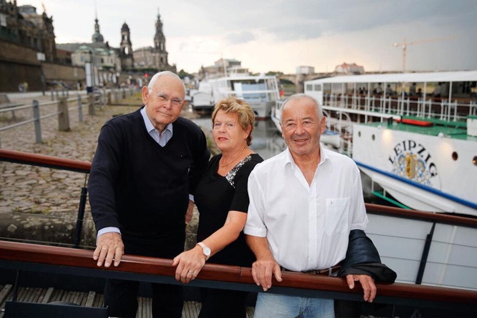Die Sorgen stehen ihnen ins Gesicht geschrieben: Das Gesellschafter-Ehepaar Anita (73, M.) und Paul Geislinger (75, r.) mit Ex-Dampfschiffahrts-Chef Michael Lohnherr (76) gestern Abend vorm Dampfer "Leipzig".