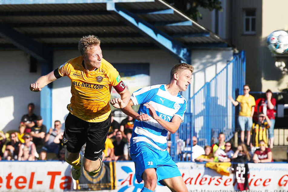 Wacker Nordhausen mit Felix Müller (r.) besiegte am Donnerstag Dynamo Dresden mit Marco Hartmann überraschend 3:2.