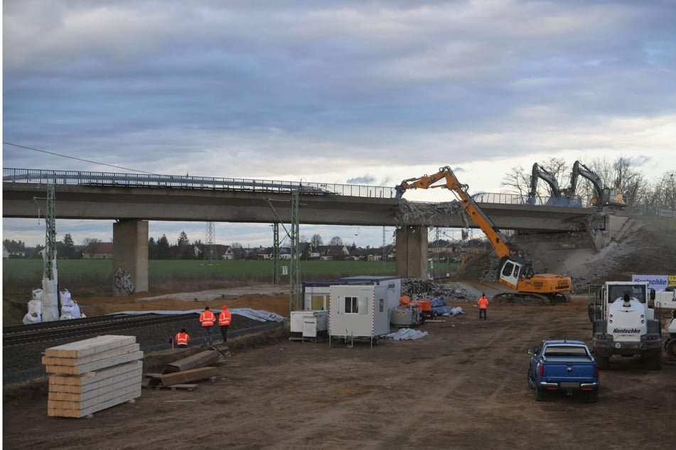 Am Donnerstag hat der Abriss der B101-Brücke begonnen.