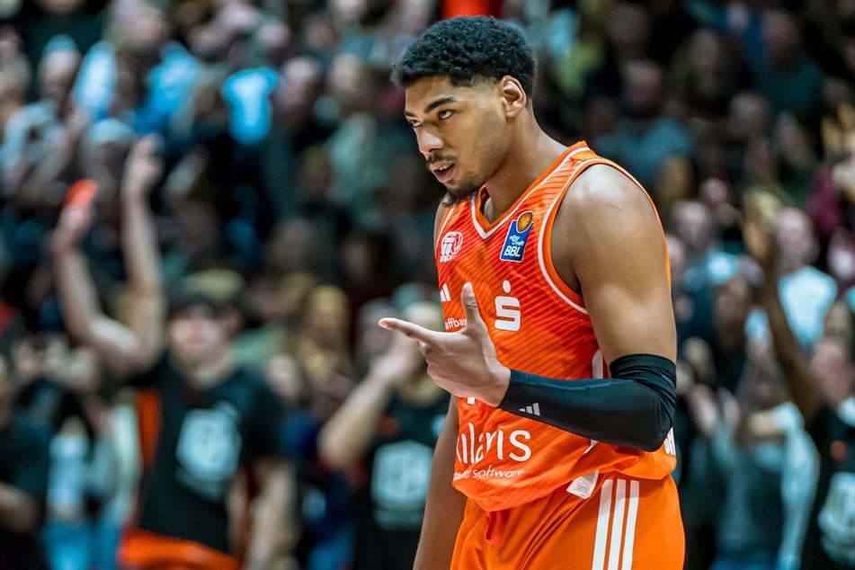 Chemnitzer Kostja Mushidi (27) war nach der 85:89-Heimniederlage gegen Alba Berlin enttäuscht.