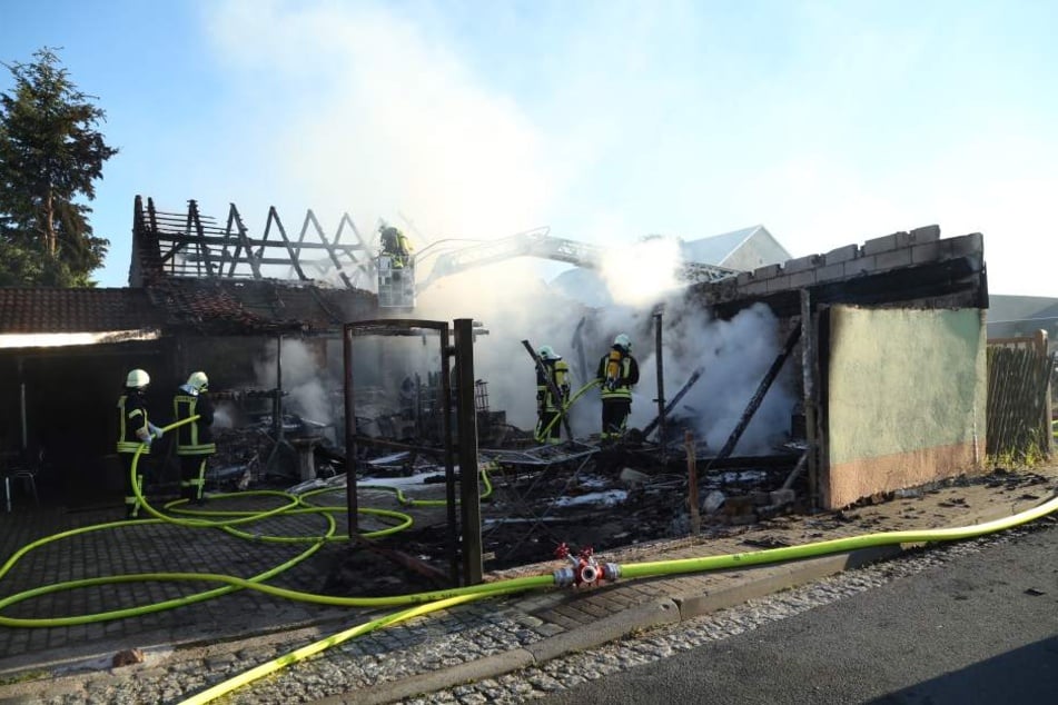 Die Feuerwehr konnte zwar ein Übergreifen auf ein Wohnhaus verhindern, für den Stall allerdings kam jede Hilfe zu spät.