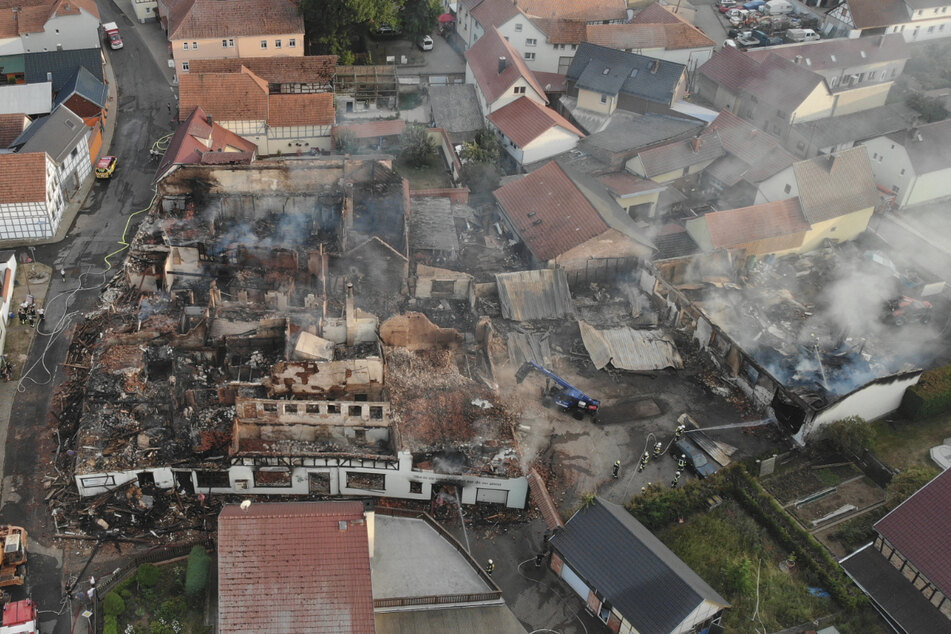 Die Folgen einer Katastrophe: ein Vierseitenhof ist bis auf die Grundmauern niedergebrannt. Zudem ging ein Mehrfamilienhaus in Flammen auf. Wie es hieß, gab es mehrere Leichtverletzte, darunter auch Feuerwehrleute.