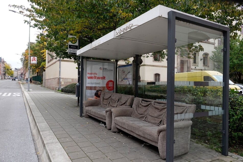 So dreist wie kreativ: Unbekannte haben an der Haltestelle Fürstenstraße zwei Sofas entsorgt.