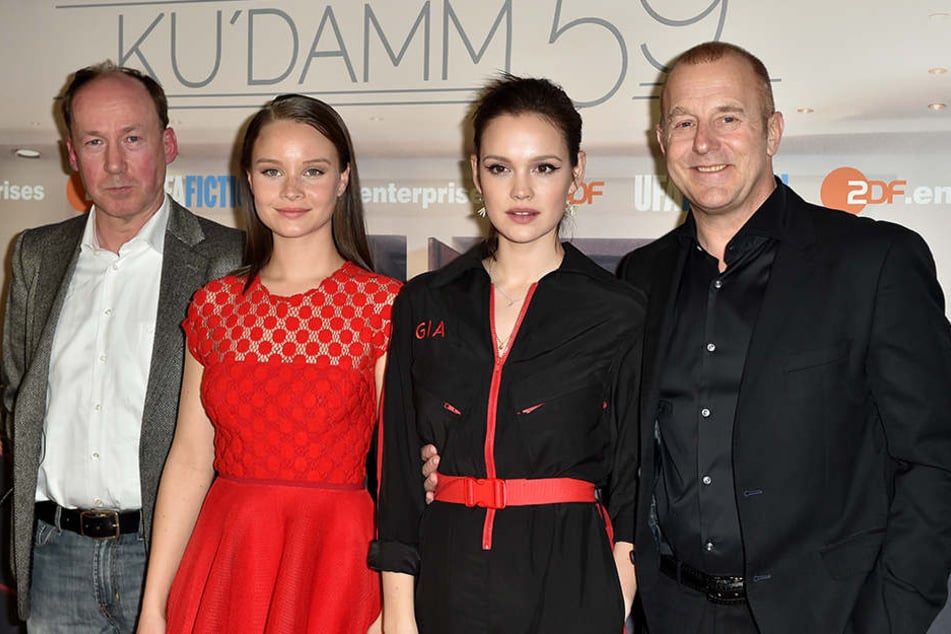 Die Schauspieler Ulrich Noethen, Sonja Gerhardt, Emilia Schüle und Heino Ferch bei der Premiere zu Kudamm 59. 