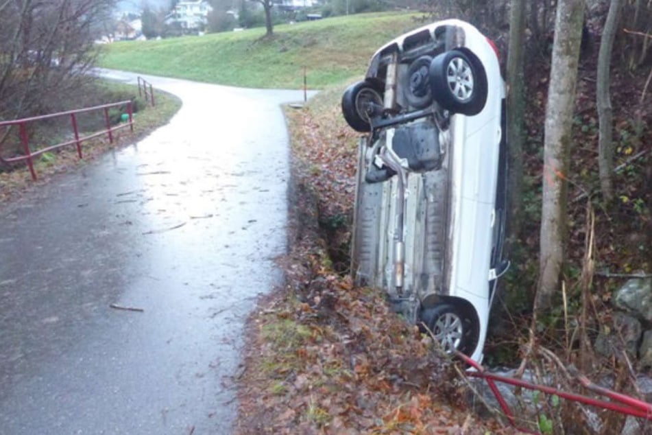 Das Auto landete in Waldkirch mit der Front in einem Bachlauf.