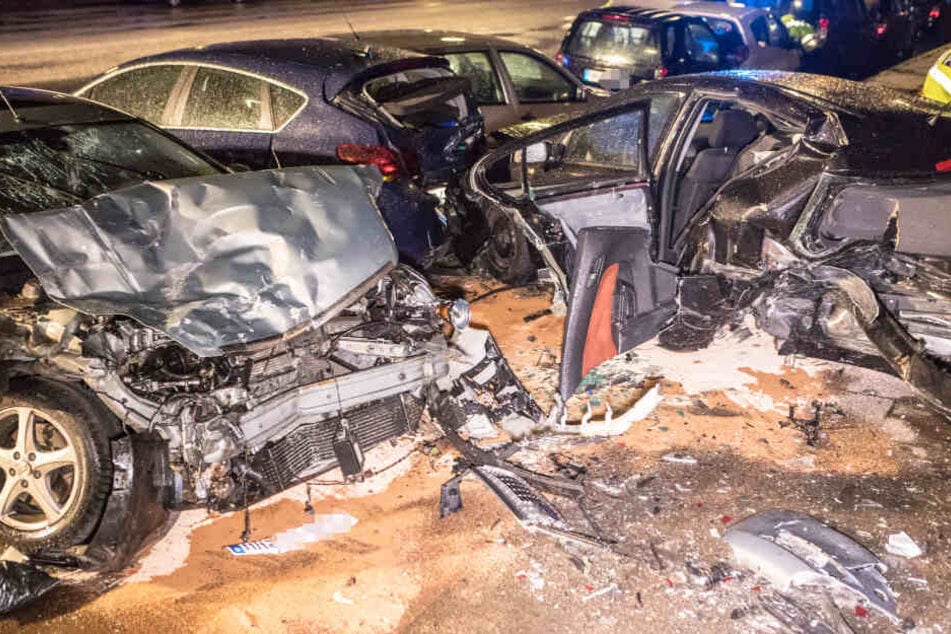 Die Wucht des Aufpralls hat mehrere Autos bei dem Unfall an der Stader Straße in Hamburg komplett zerstört.