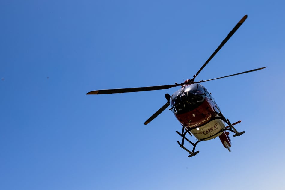 Ein Rettungshubschrauber brachte die schwer verletzte Motorradfahrerin ins Krankenhaus. (Symbolbild)