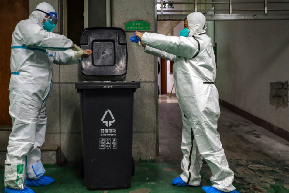 Rettungskräfte entsorgen ihre Ausrüstung.