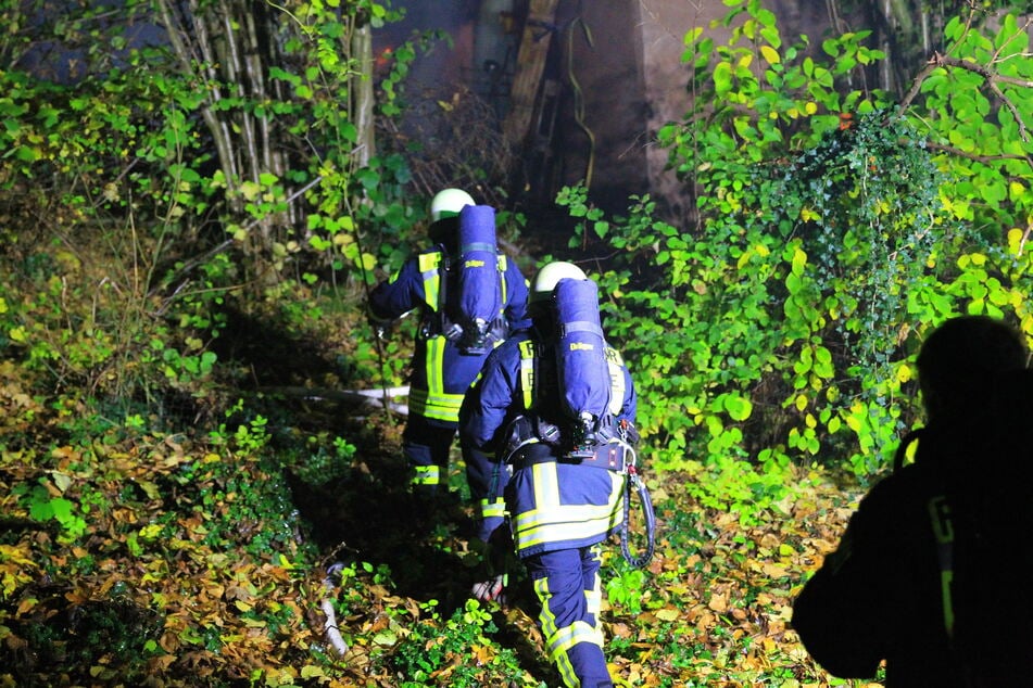 Rund 30 Einsatzkräfte der Feuerwehr waren nach TAG24-Informationen im Einsatz.