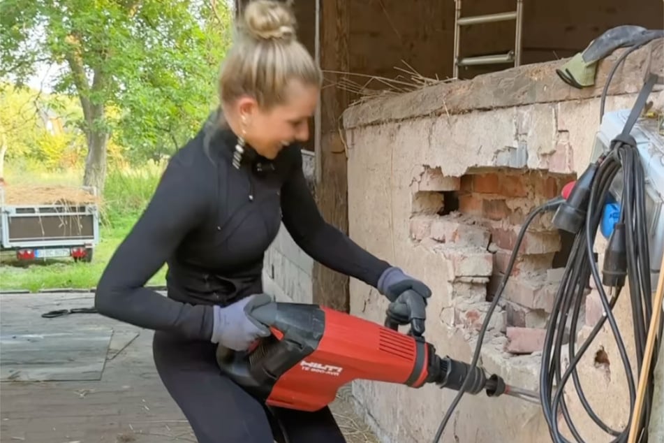 Getreu dem Motto "Selbst ist die Frau" macht die Influencerin auf ihrem eigenen Hof keine halben Sachen.