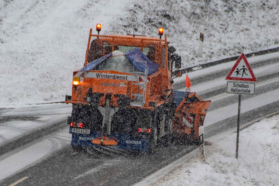 In Ostbayern ist seit den Morgenstunden der Winterdienst im Einsatz und räumt den Schnee von den Straßen.