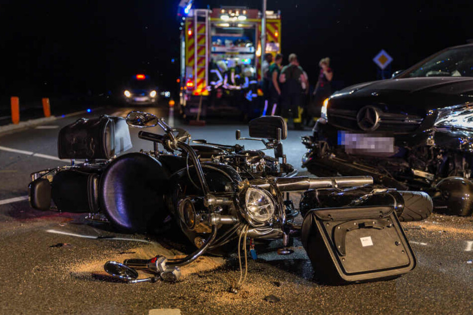 Das Motorrad liegt vor dem Wagen des Verursachers.