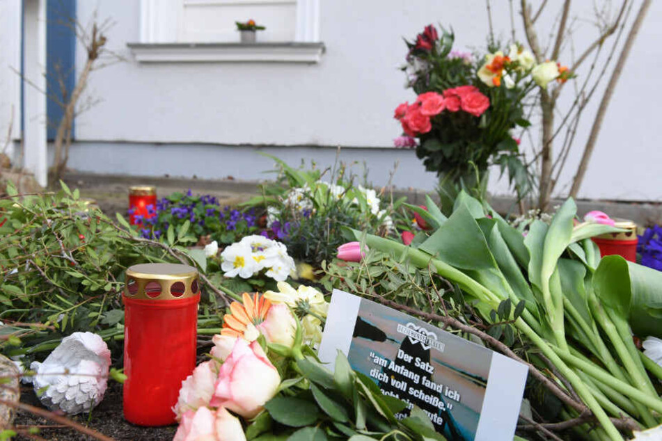 Kerzen und Blumen stehen vor dem Eingang des Hauses, wo die Leiche von Maria aufgefunden wurde.
