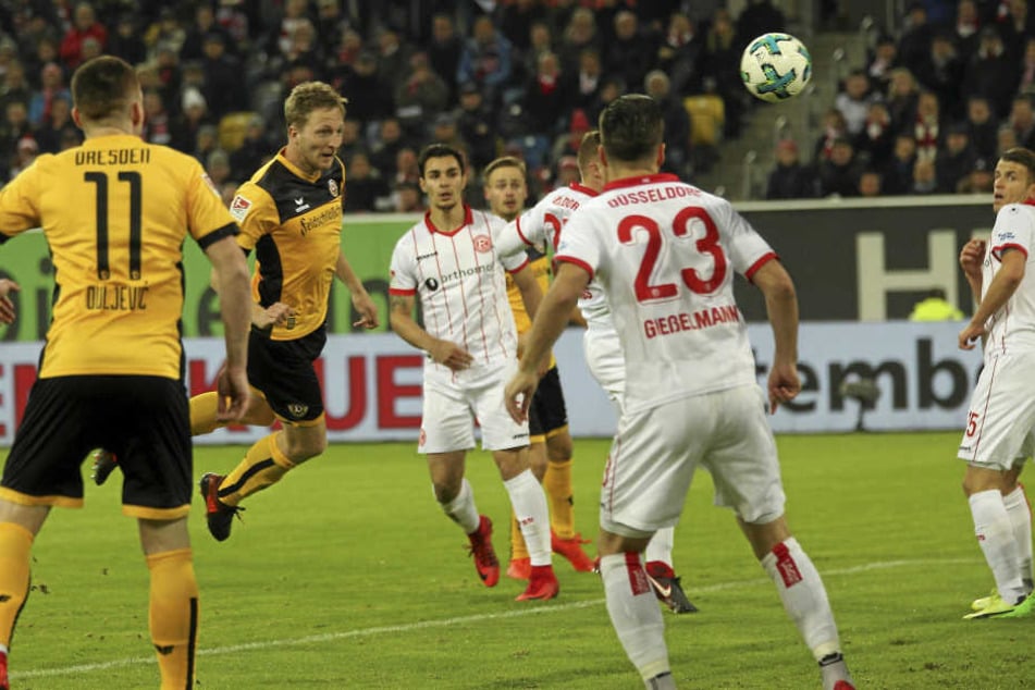 Hier köpft Dynamo-Kapitän Marco Hartmann das 1:0 in Düsseldorf.