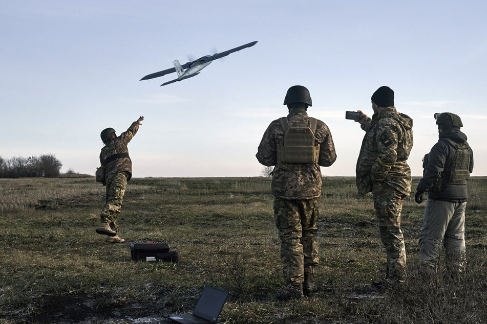 Ukrainische Soldaten starten eine Drohne auf russische Stellungen in der Nähe von Bachmut. (Archivbild)