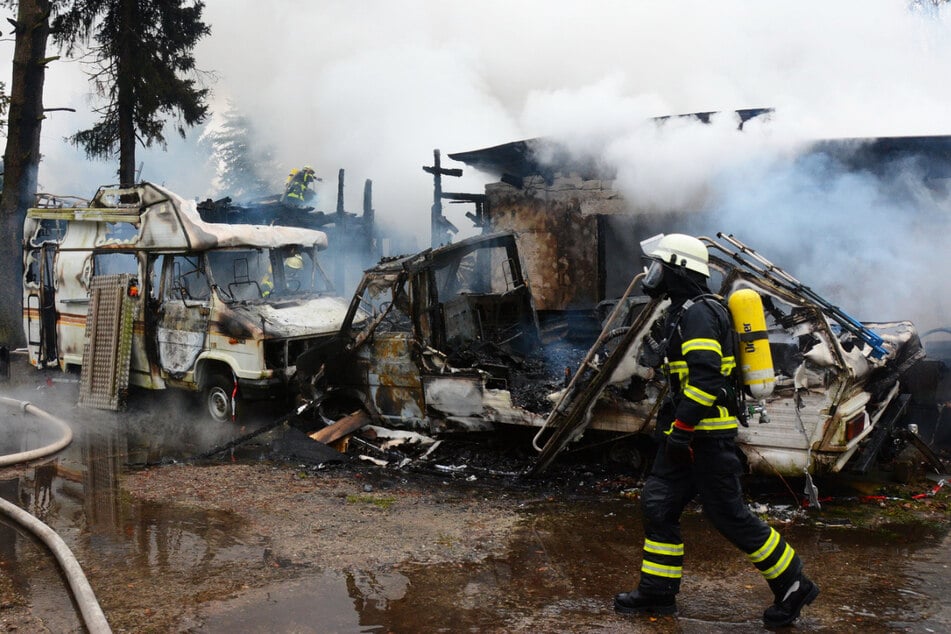 Hamburg: Bungalow durch Brand völlig zerstört: Feuerwehr findet einen Toten und warnt Anwohner