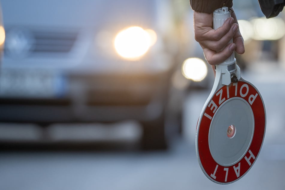 Vorwand Verkehrskontrolle: Perverser Polizist klaut Nacktfotos von Autofahrerinnen