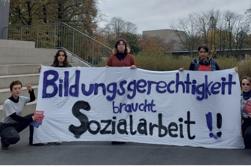 Mit diesem Banner machen Schüler des Bertolt-Brecht-Gymnasiums ihrem Unmut Luft.