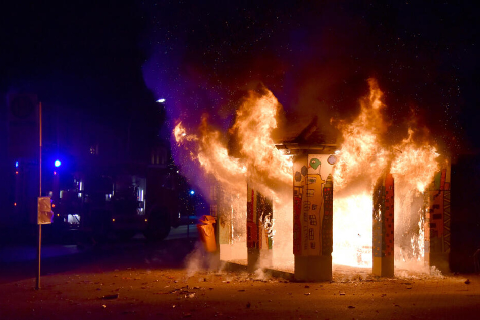 Das Pop-Art-Wartehäuschen steht in Flammen. Die Polizei geht von Brandstiftung aus.