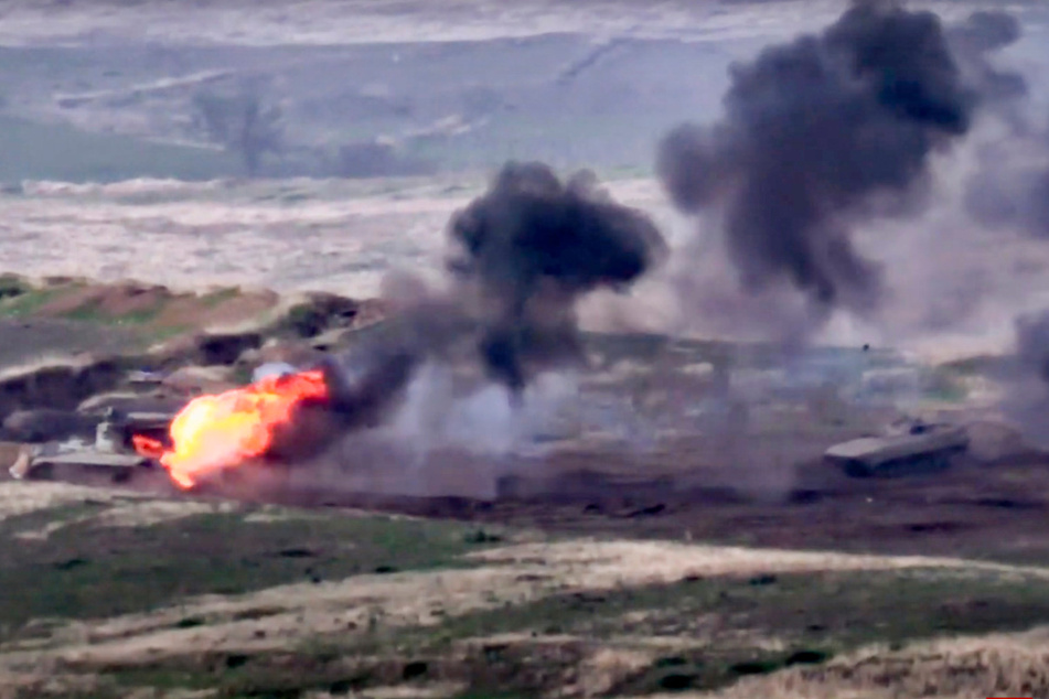 Das Standbild aus dem vom armenischen Verteidigungsministerium veröffentlichten Filmmaterial zeigt nach Angaben des Ministeriums, wie armenische Streitkräfte ein aserbaidschanisches Militärfahrzeug an der Kontaktlinie der Republik Berg-Karabach in Aserbaidschan zerstören.