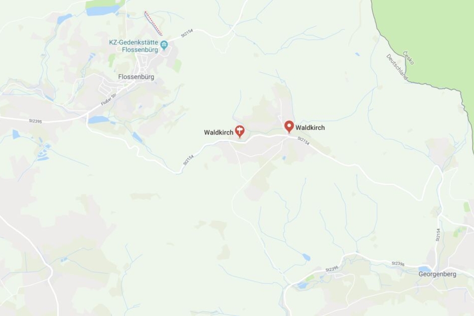 Spezialisten suchen in einem kleinen Gewässer nahe Waldkirch in Bayern nach der Leiche der Schülerin.