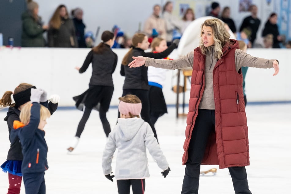 Stephanie Schneider (34) übt mit dem Eiskunstlaufnachwuchs für erste Auftritte.