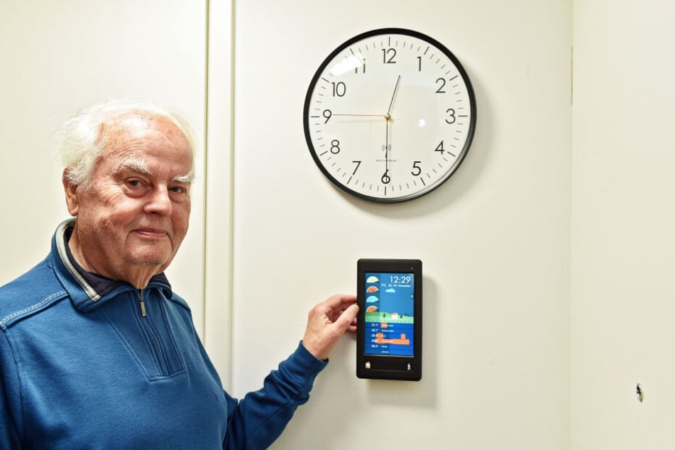 Mieter Siegfried Wilhelm (78) hat den Strom- und Wasserverbrauch auf dem Display immer im Blick.