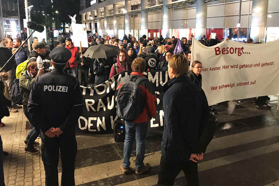 Polizei muss Blockade auf der Prager Straße räumen und Teilnehmer wegtragen