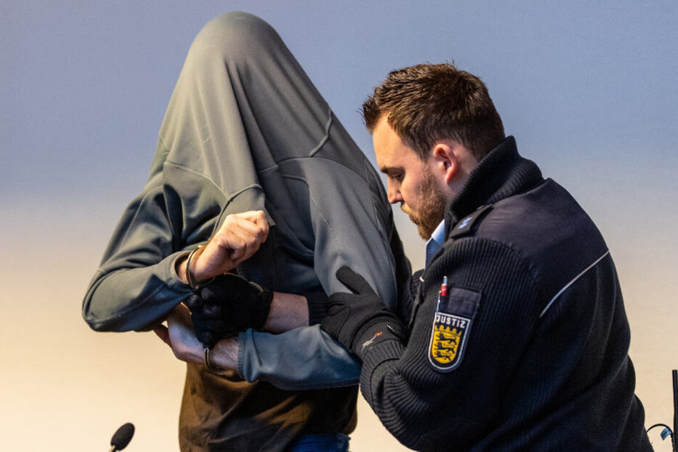 Der Angeklagte hat gestanden, sich in über hundert Fällen an Kindern vergangenen zu haben.