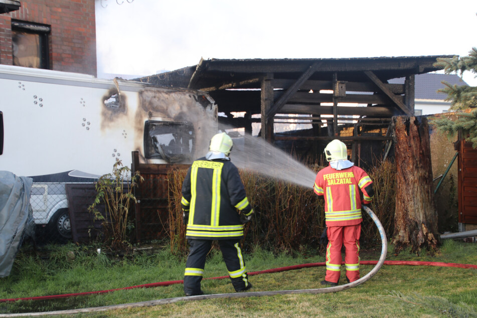 Zahlreiche Feuerwehren kamen am Sonntagnachmittag in Salzatal OT Lieskau zum Einsatz – es brannte auf einem Privatgrundstück.