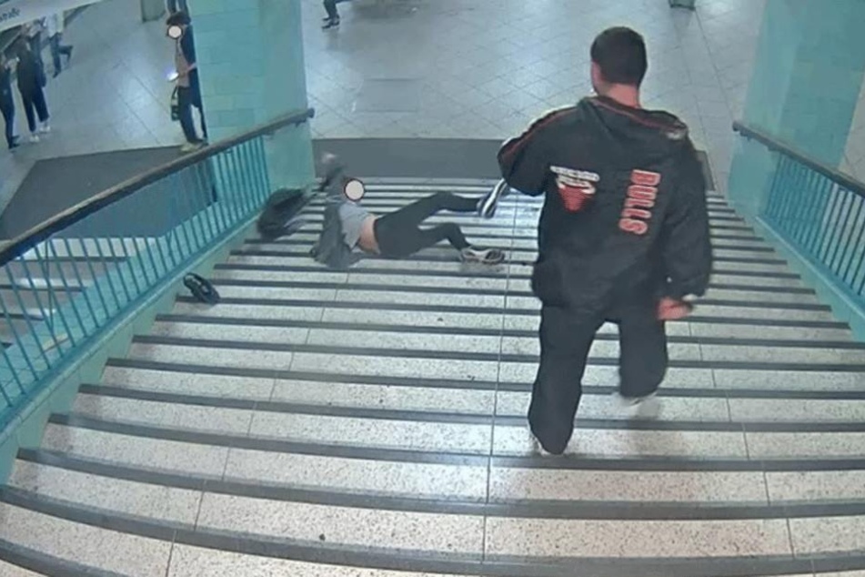Sein Opfer stürzt die Treppe herunter und verletzt sich dabei schwer.