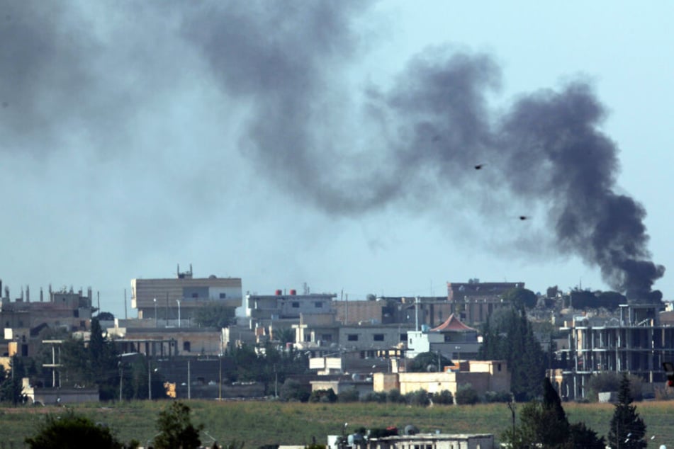 Rauchwolken stiegen nach der Bombardierung durch türkische Streitkräfte über dem syrischen Teil des Stadtgebietes Tall Abyad auf.