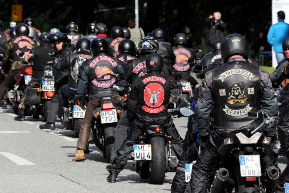 Mehrere hundert Biker fahren 2012 zum Innenministerium in Kiel. Mit einem Korso hatten sie gegen das Trageverbot ihrer Rockerwesten bei verschiedenen Veranstaltungen im Lande protestiert.